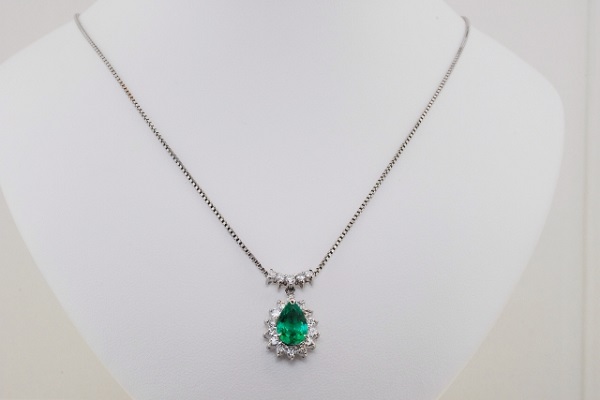 エメラルドペンダント